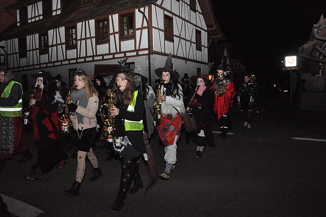 Die Weckermusik beim ihrem morgendlichen Zug durch Bermatingens Gassen.