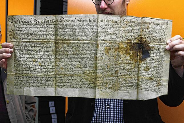 Wilhelm Kress hatte 1596 einen Jahrtag gestiftet und alles dazu in dieser Urkunde niedergeschrieben. Der große Fleck sei durch ...