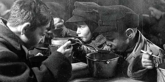 Einnahme der Suppe bei einer Schulspeisung, Aufnahme vom Februar 1947.