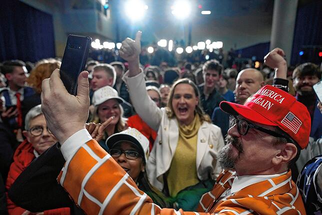 Unterstützer treffen ein, bevor der ehemalige US-Präsident Trump spricht.