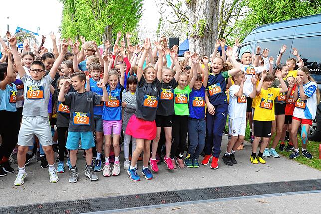 Zum Kids-Run über 1,4 Kilometer machen sich die Nachwuchsläufer warm.