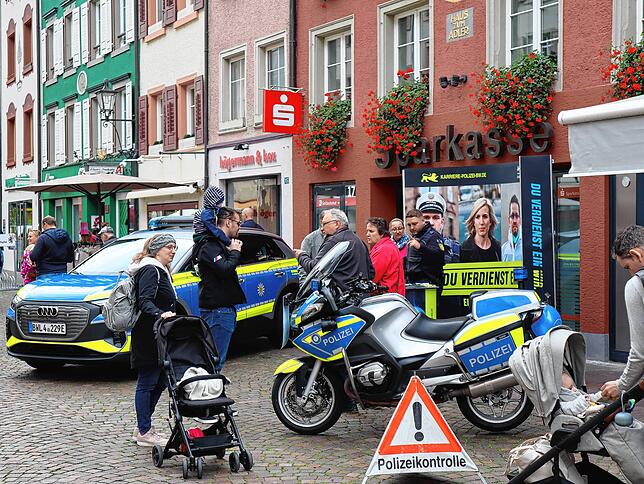 Die Polizei zeigte Präsenz und stellte sich und ihre Karrieremöglichkeiten vor.