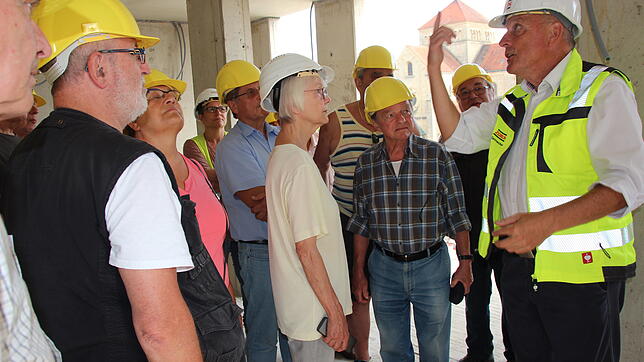 Joachim Dannecker (rechts), Niederlassungsleiter der Züblin AG in Singen, erklärt für die SÜDKURIER-Leser Details auf der Baustelle am ...