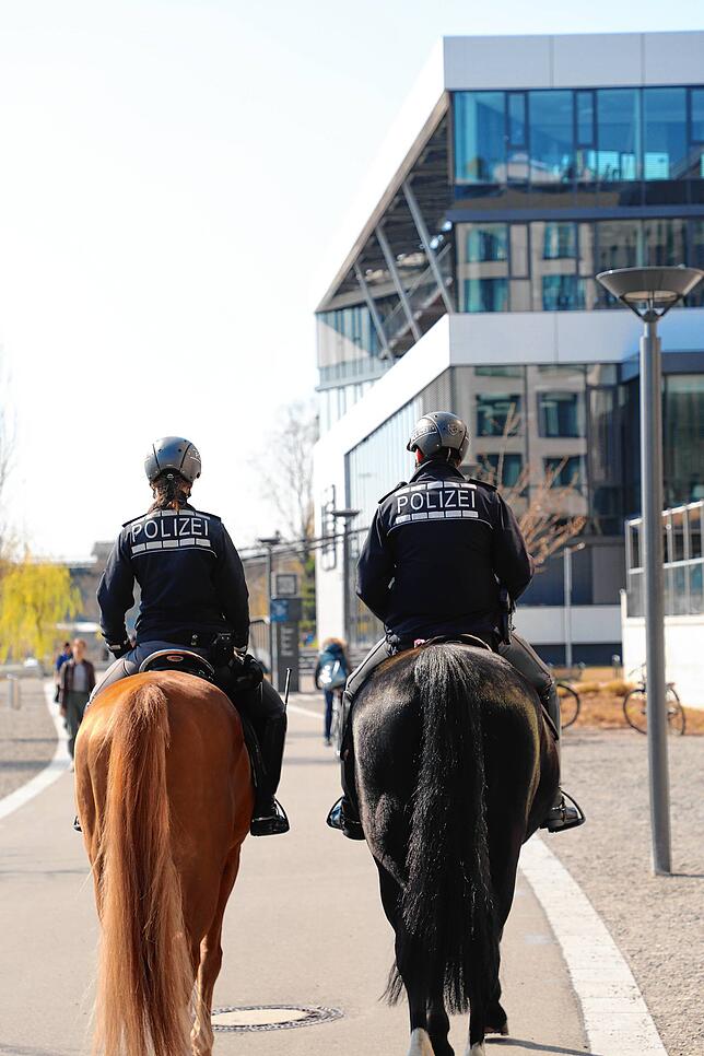 Bild 2: In Konstanz kontrolliert jetzt die berittene Polizei die Einhaltung der Corona-Verordnung
