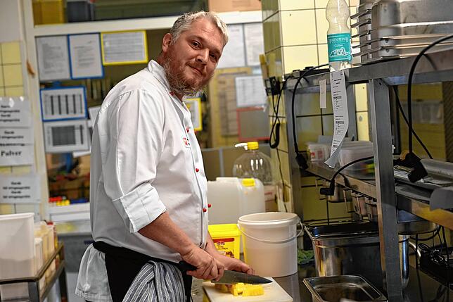 Der stellvertretende Chefkoch, Daniel Rotzinger, bereitet in der Caritasküche eine Nachspeise vor.