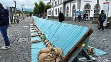 Die Feuerwehr errichtete am Abend des 10. Juni einen Hochwasserwall am Hafen, um auf einen möglicherweise weiterhin steigenden Pegel ...