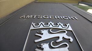 (Symbolbild) Am Amtsgericht Konstanz muss ein 28-Jähriger zum Prozess erscheinen. Angeklagt ist der Mann wegen eines tätlichen Angriffs ...