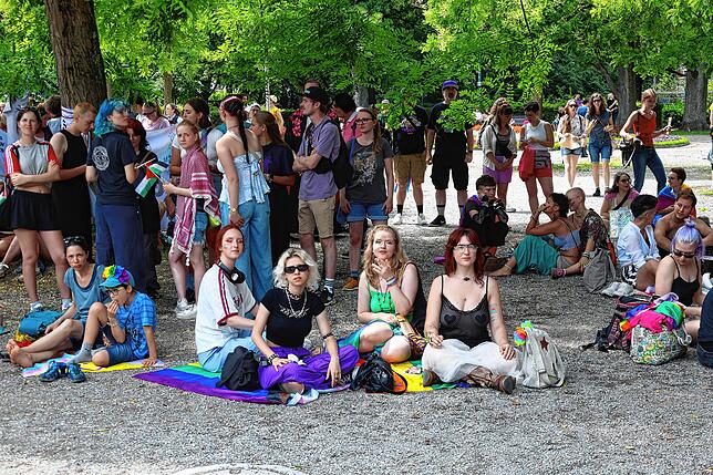 Bild 20: Fotos vom CSD 2025 in Konstanz: Bunte Flaggen, ausgefallene Outfits und klare Statements