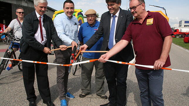 Bernhard Scholl, Bruno Tüscher, Peter Bircher, Martin Kistler und Gerhard Zumsteg (von links) geben in Münchwilen die Strecke frei. ...