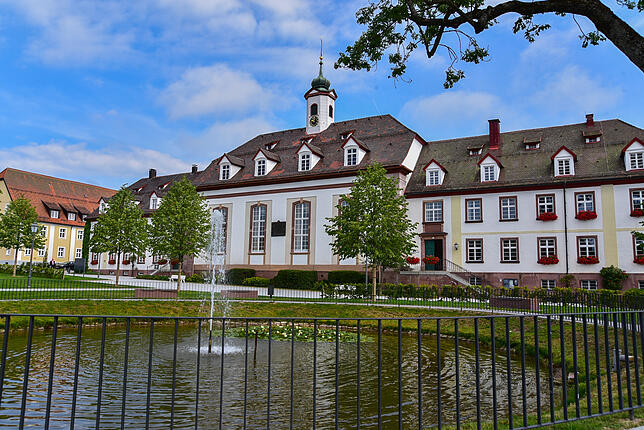 Die Zisterne wurde erhalten und der Platz drumherum nach Anregungen aus der Bürgerschaft mit Sitzquadern aus Buntsandstein gestaltet und ...
