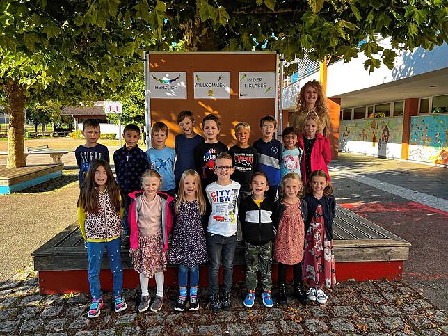 16 Jungen und Mädchen wurden in die Klasse 1b der Grundschule Grießen eingeschult. Klassenlehrerin ist Frau Rahner.