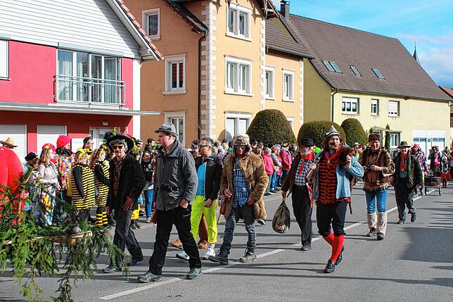 Die Nenzinger Holzer waren als Wilderer unterwegs. Hinter ihnen liefen Mitglieder der Jockel und Blätz als „Zigüner“.