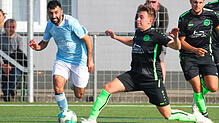 Serkan Caliskan (links/TSV Konstanz) setzt sich hier gegen den Steißlinger Dominik Mierisch durch.