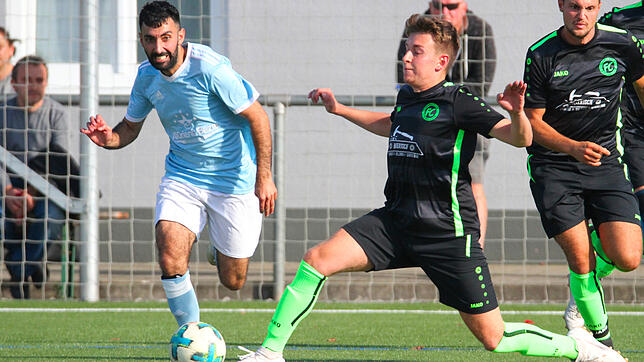 Serkan Caliskan (links/TSV Konstanz) setzt sich hier gegen den Steißlinger Dominik Mierisch durch.