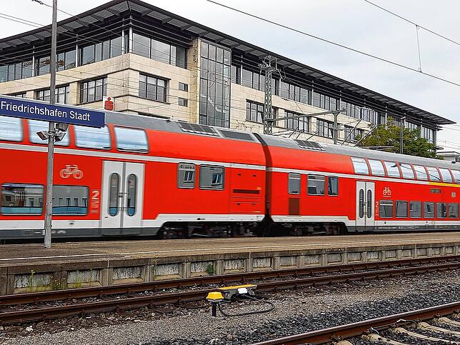 Noch fahren die Züge auf der Südbahn, hier in Friedrichshafen, nicht elektrisch. Am Sonntag, 12. Dezember, rollt 6.31 Uhr der erste ...