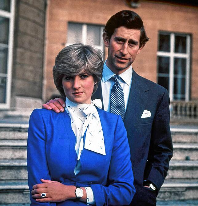 Am 3. Februar 1981 hielt der britische Thronfolger dann um die Hand der erst 19 Jahre alten Diana an. Die Bekanntgabe der Verlobung ...