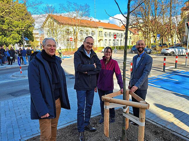 Baubürgermeister Karl Langensteiner-Schönborn (von links), OB Uli Burchardt, Birgit Rinklin von der Straßenunterhaltung und der ...