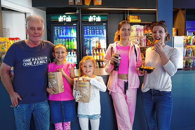 Matze Link, Milou Wullich mit Schwester Amélie Wullich, Cousine Miyarai Cardono und Mama Cindy Wullich freuen sich auf den Barbie Film.