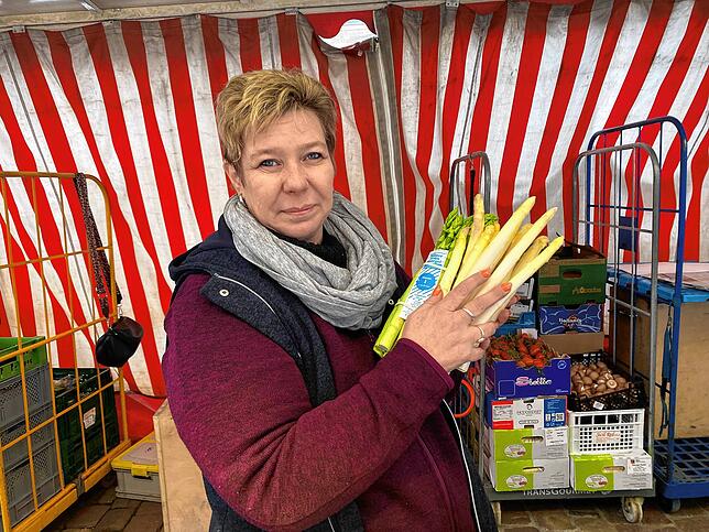 Roswitha Brokopp aus VS-Villingen präsentiert den ersten deutschen Spargel. Weil Ostern so früh liegt, sind die weißen Stangen teurer ...