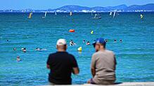 Der Sommerurlaub – hier Touristen auf der spanischen Insel Mallorca – soll die schönste Zeit des Jahres sein. Doch Betrüger erfinden ...