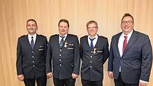 Gemeinsam mit Bürgermeister Fabian Prause (rechts) dankt Kommandant Martin Behrendt (von links) dem mit dem FFW-Ehrenzeichen in Silber ...