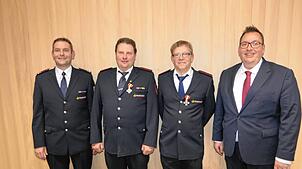 Gemeinsam mit Bürgermeister Fabian Prause (rechts) dankt Kommandant Martin Behrendt (von links) dem mit dem FFW-Ehrenzeichen in Silber ...
