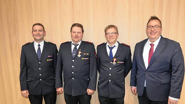 Gemeinsam mit Bürgermeister Fabian Prause (rechts) dankt Kommandant Martin Behrendt (von links) dem mit dem FFW-Ehrenzeichen in Silber ...