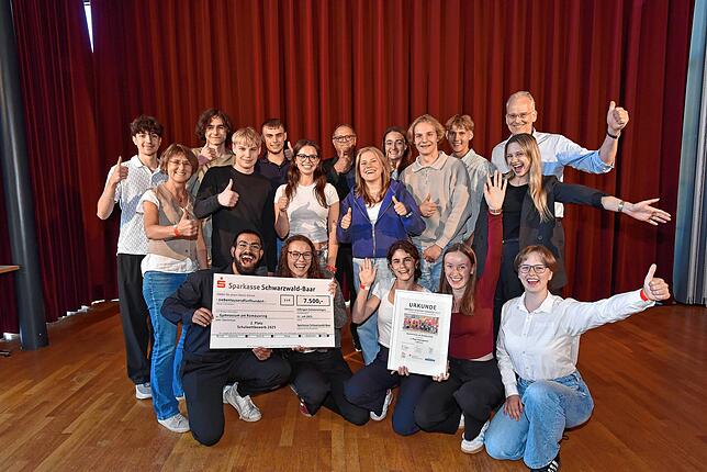 Platz 2 belegt das Gymnasium am Romäusring Villingen mit 7500 Euro. Daumen hoch zeigt auch OB Jürgen Roth (hinten, Mitte).