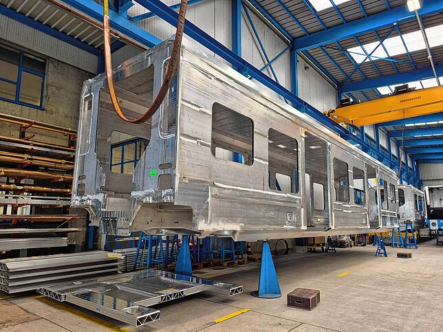 Ein Flirt Evo im Rohzustand: Der Kasten aus Aluminium wird anschließend lackiert und nach oben in Halle 2 gefahren, wo die Technik ...