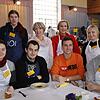 Die jungen Leute aus Donaueschingen sind begeistert von der ehrenamtlichen Arbeit in der Vesperkirche in Schwenningen und scharen sich ...