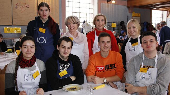 Die jungen Leute aus Donaueschingen sind begeistert von der ehrenamtlichen Arbeit in der Vesperkirche in Schwenningen und scharen sich ...