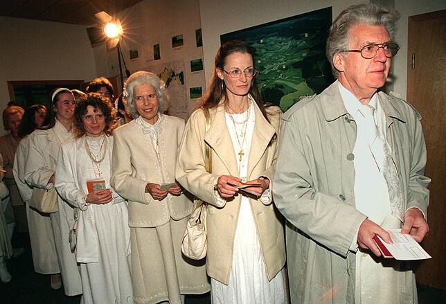 Anhänger von Fiat Lux gehen 1999 in Ibach zur Kommunalwahl.