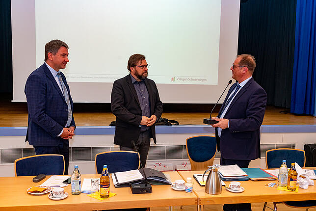 Ebenfalls Dank und Anerkennung erfährt Henning Keune (Mitte) von Baubürgermeister Detlev Bührer (links) und Oberbürgermeister Jürgen ...