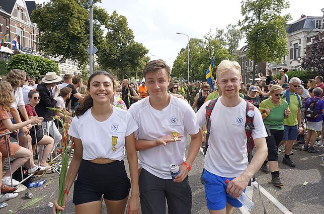 Rachel und Magnus (von links) zeigen stolz ihre Medaillen, während sich Fynn freut, zwei Tage dabei gewesen zu sein.