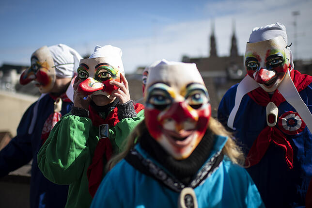Am zweiten Tag der Basler Fasnacht bereiten sich Narren auf das „Gässle“ vor, bei dem sie ziellos durch die Gassen ziehen.