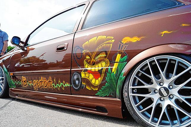 Verfremdete Tiki-Motive auf einem Opel Astra. Das Tiki ist eines der beliebtesten und bekanntesten Maori Symbole, aber auch ein ...