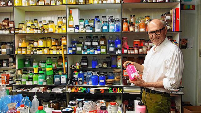 Die Pigmentsammlung von Harald F. Müller zieht jeden Besucher in den Bann. Mit seinen Farbkonzepten sorgt der Singener Künstler ...