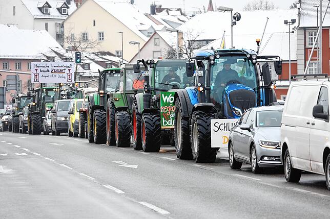 Bild 5: Traktoren umrunden die Stadt: Jetzt demonstrieren die Landwirte auch in Konstanz!