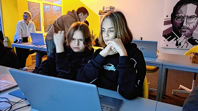 Ivan und Platon (von links) beim Programmieren. Viel wird zusammengearbeitet, immer wieder verglichen, wie es beim Sitznachbar vorangeht.