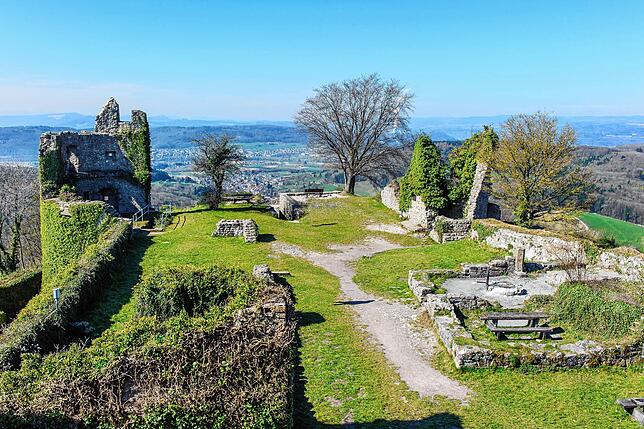 Wer sich mehr fürs Historische interessiert, liegt mit einem Besuch auf der Burgruine Küssaberg mit herrlicher Aussicht ins Rheintal ...