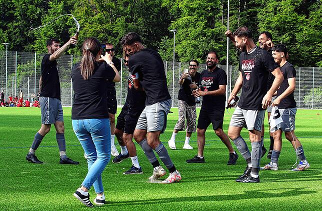 Bild 4: Linzgauer Titelparty! So bejubelt der FC Aramäer Pfullendorf die Meisterschaft