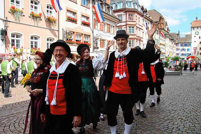 Bild 1: Waldshuter Chilbi 2025: So viel Freude macht der Festumzug in der Kaiserstraße - die schönsten Bilder