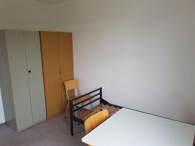 Schrank, Tisch, Bett und Stühle: So sehen die Zimmer aus, die die Stadt Markdorf als Übergangslösung für Menschen ohne eigene Wohnung ...