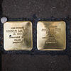 Die Stolpersteine zum Gedenken an Markus und Anna Mattes liegen in Mainz auf dem Fußweg.