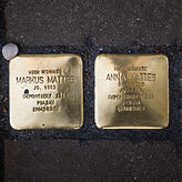 Die Stolpersteine zum Gedenken an Markus und Anna Mattes liegen in Mainz auf dem Fußweg.