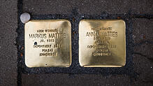 Die Stolpersteine zum Gedenken an Markus und Anna Mattes liegen in Mainz auf dem Fußweg.