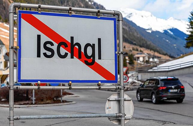 Ein Ortsschild steht am Ende der Ortschaft Ischgl. Die Skisaison in mehreren österreichischen Bundesländern, darunter auch in Tirol, ...