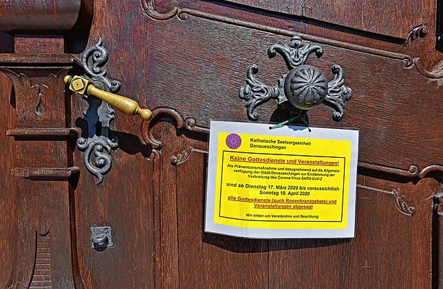 Hinweis an der Stadtkirche, das vorerst keine öffentlichen Gottesdienste mehr stattfinden können. Das gilt auch für die Ostertage.