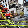 Freitagmorgen, 8 Uhr: An der Brandstelle an der Mutzenbühlstraße ist immer noch viel zu tun. Bild: Norbert Trippl