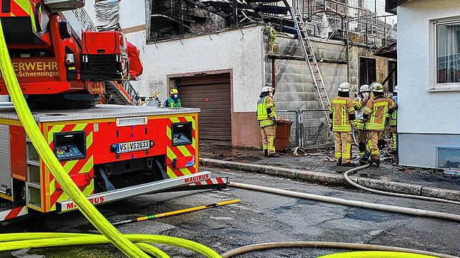 Freitagmorgen, 8 Uhr: An der Brandstelle an der Mutzenbühlstraße ist immer noch viel zu tun. Bild: Norbert Trippl